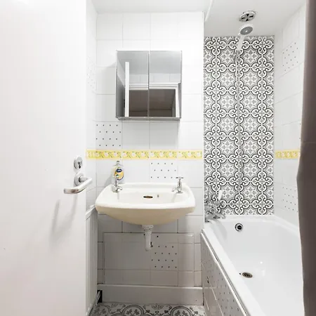 Magnificent 3Br Apt With Balcony London Exterior photo